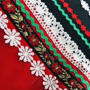 Комплект от дамска и детска народна носия 66-сукман в червено и престилка в черно с фолклорни/етно мотиви  5