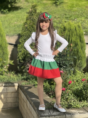 Комплект за момиче от детска пола в бяло, зелено и червено и блуза в бяло с дълъг ръкав и къдрици14