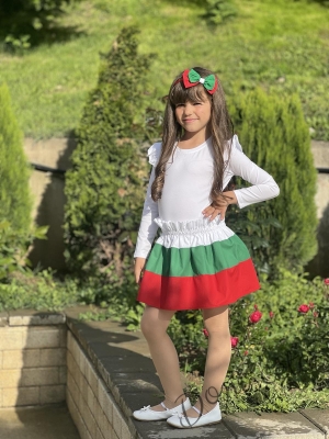 Комплект за момиче от детска пола в бяло, зелено и червено и блуза в бяло с дълъг ръкав и къдрици16