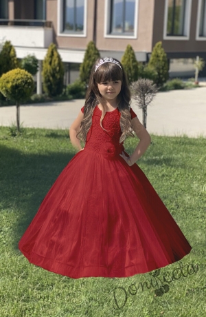 Официална дълга детска рокля в червено от дантела и тюл за шаферка Криска с обръч