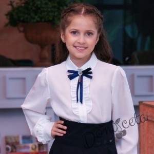 Детска риза в бяло за момиче с яка и вертикална къдрица и брошка 1