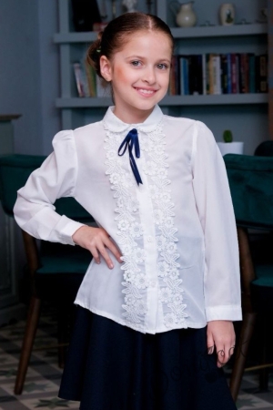 Детска риза в бяло за момиче с яка и дантелена къдрица и панделка в синьо 1