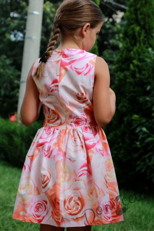Лятна детска рокля в прасковено нa розички без ръкав