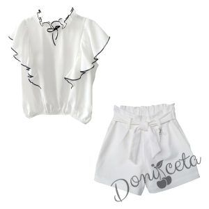 Комплект от риза в бяло с черни къдрици и къси панталони в бяло 1