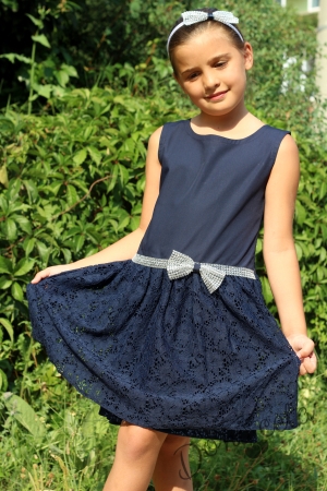 Официална детска рокля в тъмносиньо от дантела за момиче със сребриста панделка
