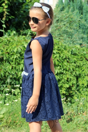 Официална детска рокля в тъмносиньо от дантела за момиче със сребриста панделка