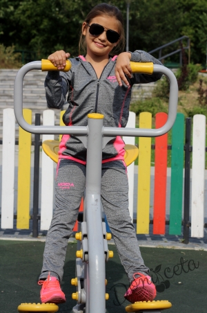 Детски спортен комплект в сиво и розово за момиче