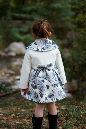 Детско палто за момиче  в бяло на цветя в сиво