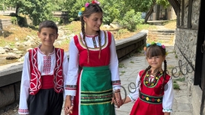 Дамска или детска народна носия 69-сукман в червено и престилка в зелено с фолклорни/етно мотиви 15