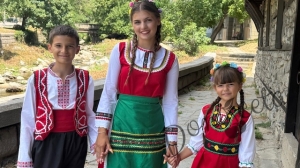 Дамска или детска народна носия 69-сукман в червено и престилка в зелено с фолклорни/етно мотиви 17