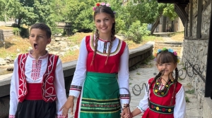 Дамска или детска народна носия 69-сукман в червено и престилка в зелено с фолклорни/етно мотиви 19