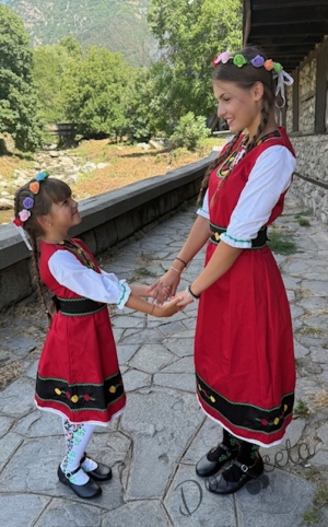 Детска народна носия за момиче 53-сукман в червено, с колан в черно с фолклорни/етно мотиви с цветя и 3/4 ръкав