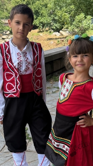 Народна носия за момиче 52 - сукман в червено, с престилка в черно с фолклорни/етно мотиви и 3/4 ръкав12