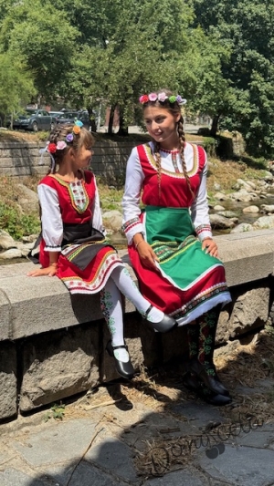Народна носия за момиче 52 - сукман в червено, с престилка в черно с фолклорни/етно мотиви и 3/4 ръкав19