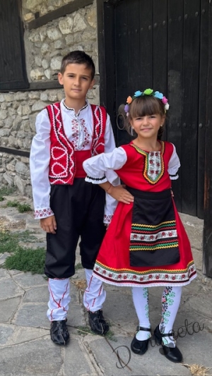 Народна носия за момиче 52 - сукман в червено, с престилка в черно с фолклорни/етно мотиви и 3/4 ръкав