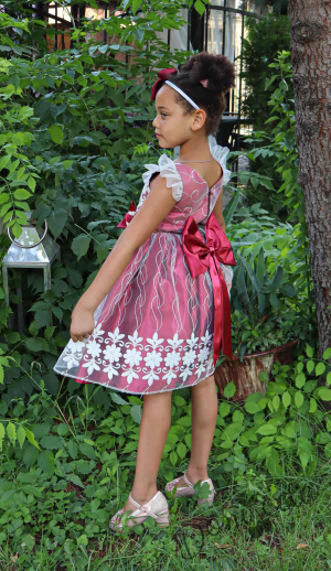Официална детска рокля в червено с къдрички и ефектна панделкаж 2