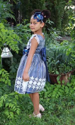 Официална детска рокля в тъмносиньо с къдрички и ефектна панделка 2