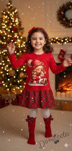 Детска коледна рокля с дълъг ръкав в червено с  каре в долната част и момиченце