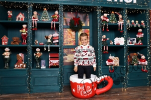 Детски коледен пуловер в бяло с коледни мотиви и надпис