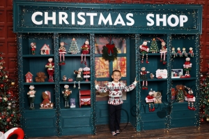 Детски коледен пуловер в бяло с коледни мотиви и надпис