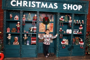 Детски коледен пуловер в бяло с коледни мотиви и надпис