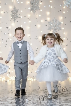 Детска коледна рокля в бяло на сиви снежинки с тюл и коланче и пухкаво болеро в бяло