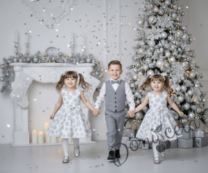 Детска коледна рокля в бяло със снежинки в сиво и болеро в бяло