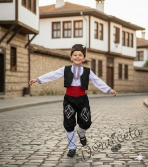 Мъжка или детска народна носия за момче 96 с калпак с фолклорни/етно мотиви, с елек и пояс в червено, гети и калпак