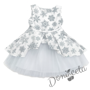 Детска коледна рокля в бяло на сиви снежинки с тюл в бяло и коланче в бяло и коледна диадема с панделка
