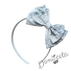 Детска коледна рокля в бяло на сиви снежинки с тюл в бяло и коланче в бяло и коледна диадема с панделка