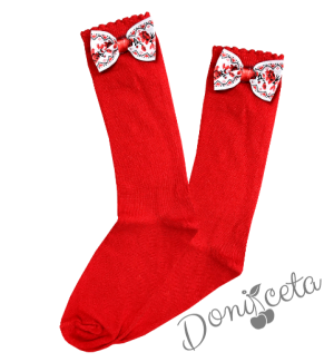 Комплект за момиче от 4 части-пола в бяло, блуза в червено с къдрици с фолклорни/етно мотиви, чорапи в червено с панделка с етно мотиви и диадема