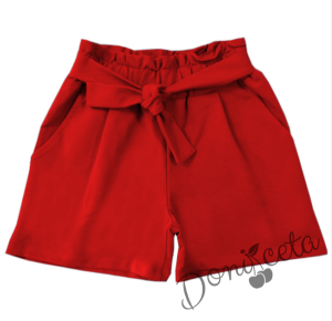 Детски комплект от блуза в бяло с момиченце и еленче и къси панталонки в червено