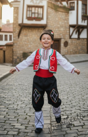 Мъжка или детска народна носия за момче 100 с калпак с фолклорни/етно мотиви, с елек и пояс в червено, гети и калпак