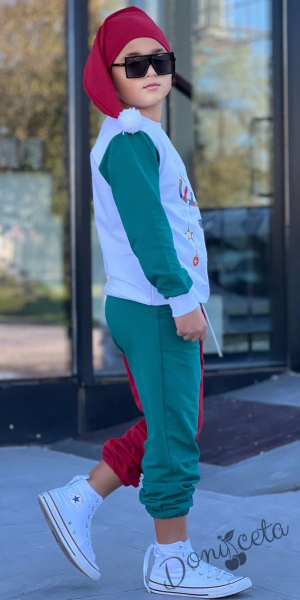 Коледен комплект за момче от блуза в бяло с елен,панталонки в червено и зелено и коледна шапка в червено