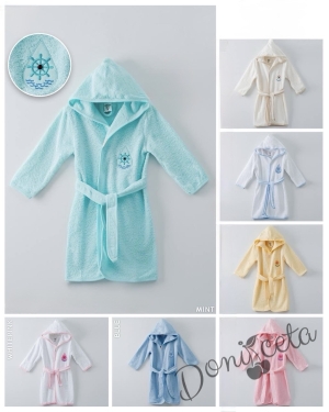Детски халат за баня в бяло с качулка, джобчета и картинка