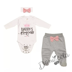 Бебешки комплект за момиче от 3 части в бяло - боди в бяло с надпис, ританки в сиво с панделка и диадема с панделка в прасковено