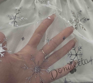 Коледна детска рокля в цвят екрю с панделка и снежинки в сребристо