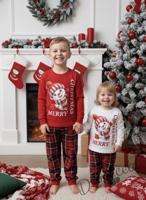 Коледна детска пижама в червено и бяло с дълъг ръкав със снежен човек и надпис и долнище в червено каре
