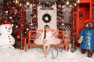 Официална детска рокля с дълъг ръкав в бяло с пайети Людмила за снежинка с фиба за коса от колекция Снежина