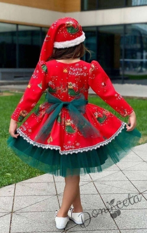 Коледна детска рокля с дълъг ръкав в червено с коледни мотиви и панделка, тюл в зелено и коледна шапка