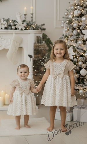 Бебешка рокля с къс ръкав от дантела в бежово с панделка и къдрички от колекция Бежина