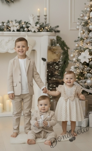 Бебешка рокля с къс ръкав от дантела в бежово с панделка и къдрички от колекция Бежина