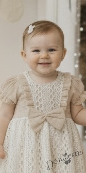 Бебешка рокля с къс ръкав от дантела в бежово с панделка и къдрички от колекция Бежина