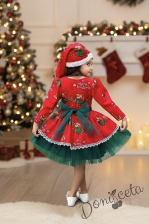 Коледна детска рокля с дълъг ръкав в червено с коледни мотиви и панделка, тюл в зелено и коледна шапка Шели