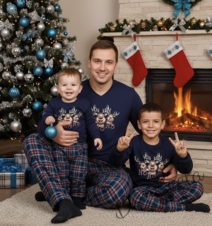 Мъжка коледна пижама Блитцен в тъмносиньо с весели еленчета и надпис 