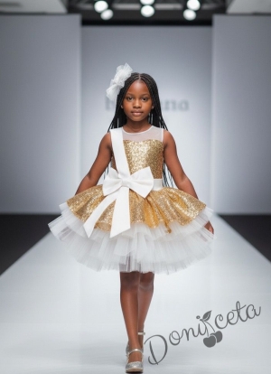 Коледна детска рокля с пайети в златисто с голяма панделка и тюл в бяло и фиба за коса