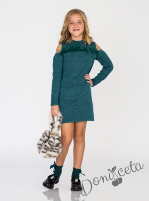 Детска рокля по тялото с дълъг ръкав в зелено с пера и ефектни ръкави