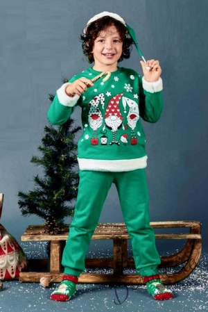 Коледен комплект в зелено с три джуджета и подаръци и шапка3