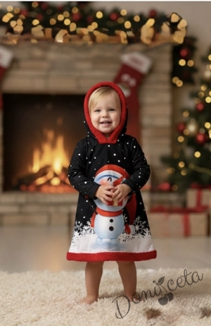Коледна детска рокля в черно със снежен човек и качулка с червен пух по края