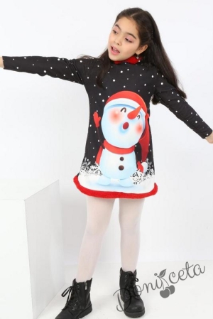 Коледна детска рокля в черно със снежен човек и качулка с червен пух по края